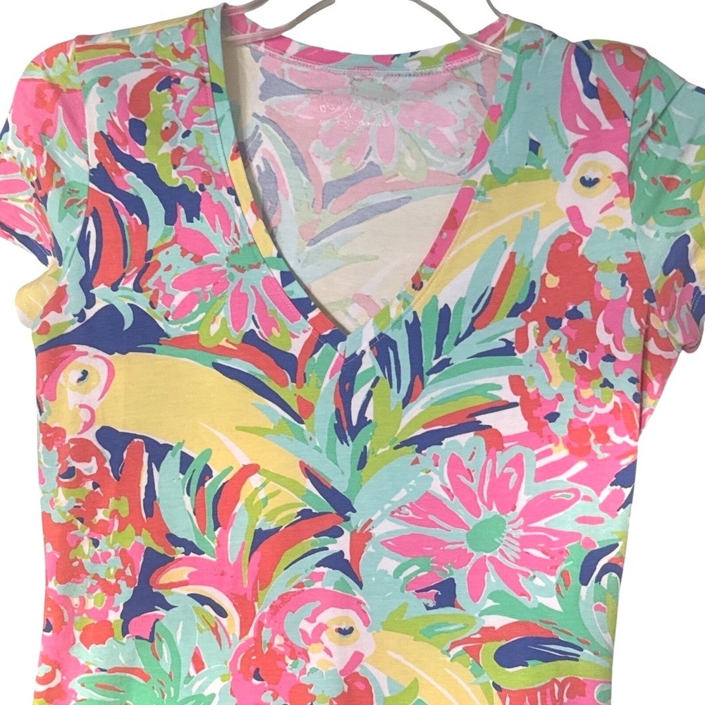 Lilly Pulitzer V-Neck top bright, tropical parrot print cotton spandex XS